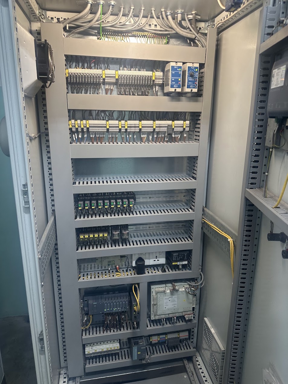 Panel kontrol BMS dengan terminal block dan wiring rapi