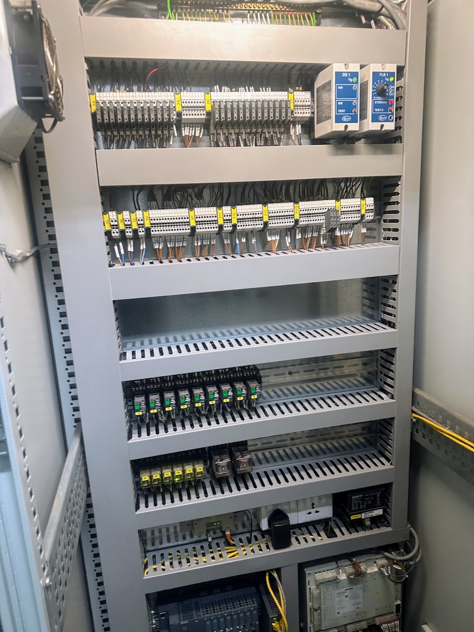 Panel kontrol DS1 FLB1 dengan terminal block tersusun rapi