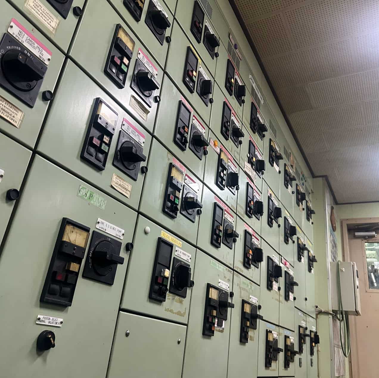 PLC Mitsubishi FX3G-40M sedang di-programming